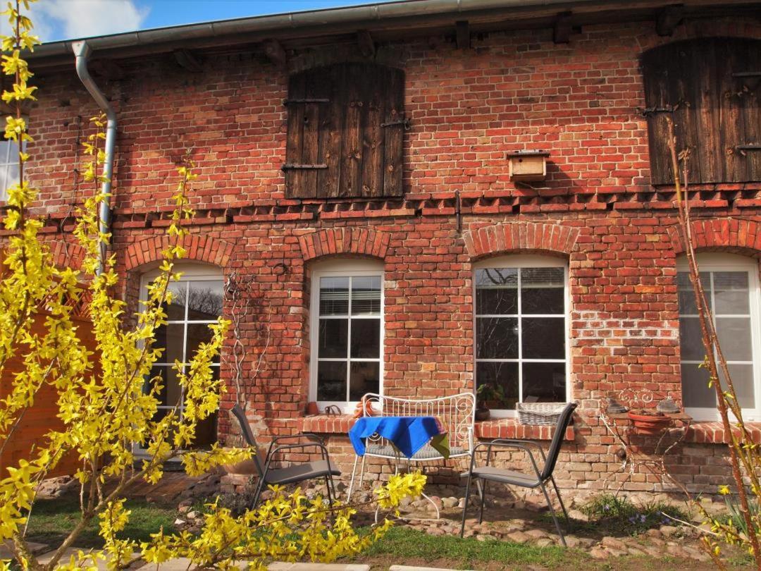 Neu Im Mit Idyllischem Innenhof Und Naturgarten Apartment Mesekenhagen